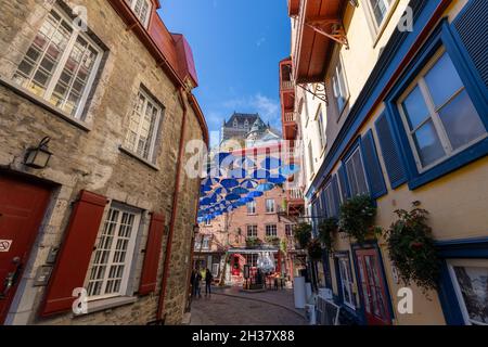 Ombrello Alley. Quebec City Old Town Street vista in autunno giorno di sole. Canada. Foto Stock