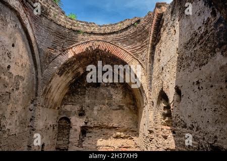 Le rovine del vecchio bagno turco a iznik. E 'stabilito dal periodo dell'impero ottomano fatto di mattoni rossi muro e attualmente è abbandonato e brownfield Foto Stock