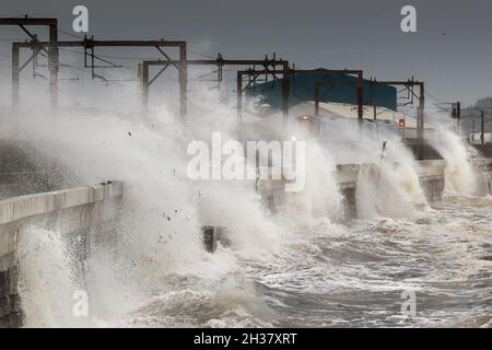 Saltcoats, Regno Unito. 26 ottobre 2021. Forti venti che guastano oltre 50 mph sulla costa occidentale dell'Ayrshire, Scozia ha causato onde di circa 20 metri di altezza che si schiantano nella passeggiata a Seaview Road, il popolare passaggio pedonale tra Saltcoats e Stevenston., credito: Findlay/Alamy Live News Foto Stock