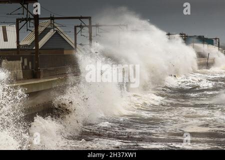 Saltcoats, Regno Unito. 26 ottobre 2021. Forti venti che guastano oltre 50 mph sulla costa occidentale dell'Ayrshire, Scozia ha causato onde di circa 20 metri di altezza che si schiantano nella passeggiata a Seaview Road, il popolare passaggio pedonale tra Saltcoats e Stevenston., credito: Findlay/Alamy Live News Foto Stock