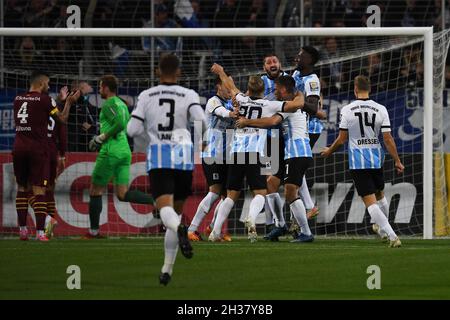 Monaco di Baviera, Germania. 26 ottobre 2021. Calcio: DFB-Pokal, TSV 1860 München - FC Schalke 04, 2° turno, Stadion an der Grünwalder Straße.1860 i giocatori celebrano la meta per 1:0 di Stefan Lex (3° da destra). Credit: Angelika Warmuth/dpa - NOTA IMPORTANTE: In conformità con le norme del DFL Deutsche Fußball Liga e/o del DFB Deutscher Fußball-Bund, è vietato utilizzare o utilizzare fotografie scattate nello stadio e/o del match sotto forma di immagini di sequenza e/o serie di foto video-simili./dpa/Alamy Live News Foto Stock