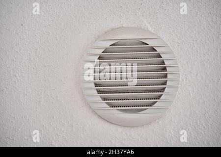 Installazione della porta di ventilazione dell'aria e della parete della testa in una parete bianca intonacata Foto Stock