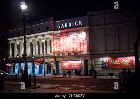 Londra, Regno Unito - 15 dicembre 2020, il Garrick Theatre su Charing Cross Road nella notte Foto Stock