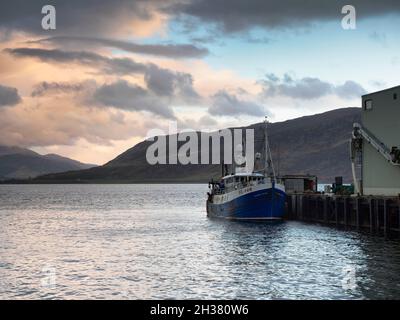 Tramonto sul porto di Ullapool. Foto Stock