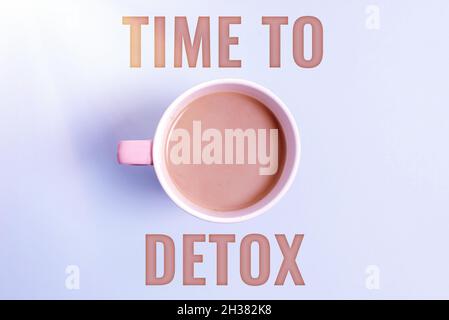 Segno che mostra il tempo di Detox. Parola scritta sopra quando purifichi il vostro corpo delle tossine o smettete di consumo della droga visualizzazione di colore differente Sticker Notes Foto Stock