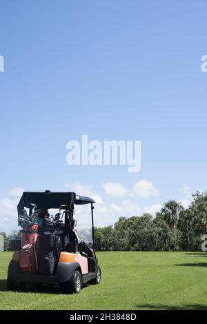 Un golfista nella sua auto da golf nel campo da golf Foto Stock