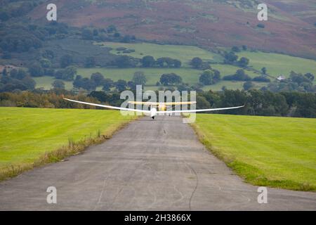 Schempp-Hirth Duo Discus Glider lancia aerotow dietro un rimorchiatore giallo Eurofox. Lleweni Parc, Denbighshire, Galles. Foto Stock