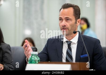 Washington, Stati Uniti d'America. 26 ottobre 2021. Michael Beckerman, Vice President e Head of Public Policy, Americas, TikTok, appare durante un'audizione del Senato su Commercio, Scienza e Trasporti - sottocommissione per la protezione dei consumatori, sicurezza dei prodotti e sicurezza dei dati per esaminare la protezione dei bambini online, concentrandosi su Snapchat, TikTok, E YouTube, presso il Russell Senate Office Building di Washington, DC, martedì 26 ottobre 2021. Credit: Rod Lammey/CNP/Sipa USA Credit: Sipa USA/Alamy Live News Foto Stock