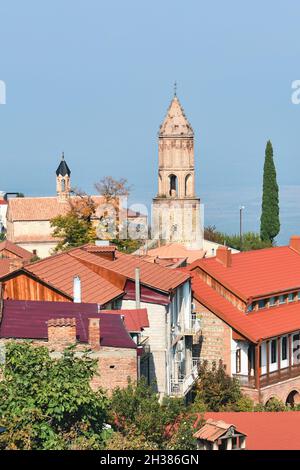 Bellissimo centro storico del villaggio Sighnaghi nella regione di Kakheti, Georgia. Case tradizionali con la Valle Alazani sullo sfondo. Piccola città Foto Stock