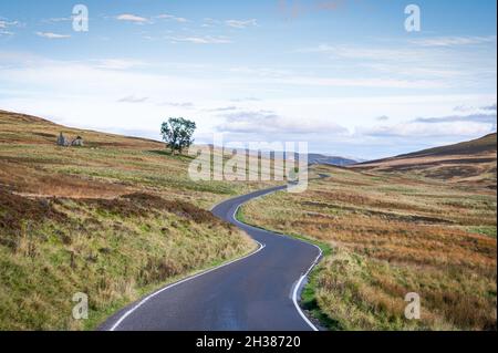 Una strada a corsia singola remota sulle montagne delle Highlands scozzesi Foto Stock