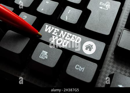 Testo della scrittura abbiamo bisogno di te. Concetto che significa chiedere a qualcuno di lavorare insieme per un certo lavoro o obiettivo redigitando vecchie note, giocando giochi di testo Foto Stock