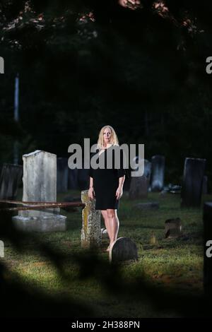 Madison, Connecticut, Stati Uniti. 9 ago 2021. Medium and healer CHRYYYNE MCGRATH al Rockland Cemetery, Madison, Connecticut. Una giovane donna di nome Mary Stannard è stata uccisa nel 1878 e qui sepolta in una tomba non marcata. Nonostante le prove schiaccianti della colpa del reverendo locale, il caso si è concluso in un mistrial. Il Reverando fu liberato e Stannard lasciò l'altra parte desiderando giustizia. Ha infestato la zona, fino a quando McGrath ha aiutato il suo cross-over parecchi anni fa. Un piccolo villaggio di epoca coloniale chiamato il piccolo insediamento geneseo era un tempo sorgeva vicino al cimitero alla fine del 1700, ma aveva Foto Stock