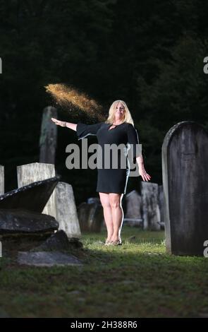 Madison, Conecticut, Stati Uniti. 9 ago 2021. Medium and healer CHRYYYNE MCGRATH al Rockland Cemetery, Madison, Connecticut. Una giovane donna di nome Mary Stannard è stata uccisa nel 1878 e qui sepolta in una tomba non marcata. Nonostante le prove schiaccianti della colpa del reverendo locale, il caso si è concluso in un mistrial. Il Reverando fu liberato e Stannard lasciò l'altra parte desiderando giustizia. Ha infestato la zona, fino a quando McGrath ha aiutato il suo cross-over parecchi anni fa. Un piccolo villaggio di epoca coloniale chiamato il piccolo insediamento geneseo un tempo si trovava vicino al cimitero alla fine di 1700Ã¢â‚¬â„¢, ma Foto Stock