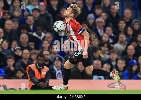 Stuart Armstrong #17 di Southampton controlla la palla Foto Stock