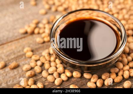 Salsa di soia prodotta in casa organicamente su un rustico tavolo di legno Foto Stock