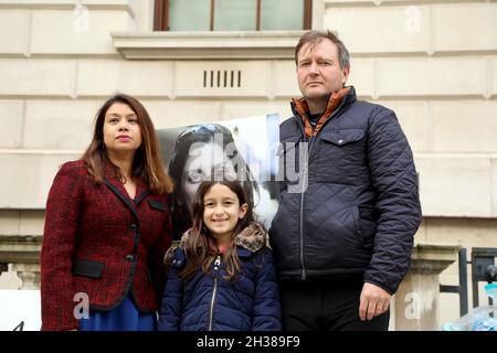 Londra, UK, 26 ottobre 2021: Richard Ratcliffe con la figlia Gabriella e il MP Tulip Suddiq il terzo giorno del suo sciopero della fame fuori dagli stranieri, Foto Stock