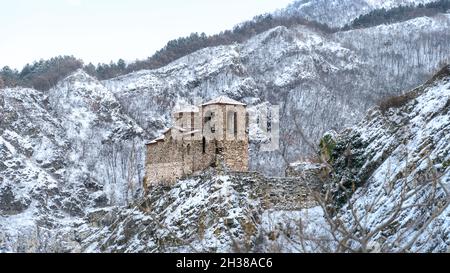Chiesa della Santa madre di Dio nella Fortezza di Asens circondata montagne di Rodopi bulgaro Foto Stock