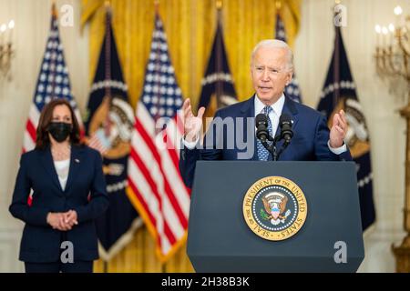 Washington, Stati Uniti d'America. 10 Agosto 2021. Il presidente degli Stati Uniti Joe Biden, Unito dal vicepresidente Kamala Harris, fornisce le osservazioni sull'approvazione del bipartisan Infrastructure Investment and Jobs Act dalla stanza orientale della Casa Bianca, 10 agosto 2021 a Washington, D.C.Credit: Adam Schultz/White House Photo/Alamy Live News Foto Stock