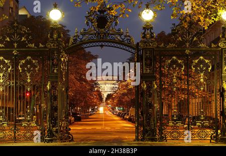 La vista del Triumpal passaruota attraverso Monceau Park gate a Parigi, Francia Foto Stock