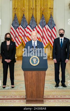 Washington, Stati Uniti d'America. 20 Agosto 2021. Il Presidente degli Stati Uniti Joe Biden, affiancato dal Vice Presidente Kamala Harris e dal Segretario di Stato Antony Blinken, consegna osservazioni sul ritiro delle forze e l'evacuazione di Kabul dalla Sala Est della Casa Bianca, 20 agosto 2021 a Washington, D.C.Credit: Hannah Foslien/Casa Bianca Foto/Alamy Live News Foto Stock