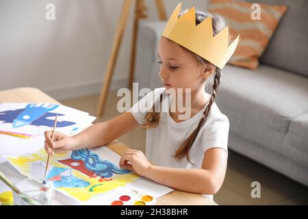 Bambina in carta corona pittura con acquerelli a casa Foto Stock