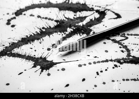 Macchie di inchiostro e pennello per calligrafia su carta bianca Foto Stock