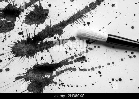 Macchie di inchiostro e pennello per calligrafia su carta bianca Foto Stock