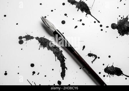 Macchie di inchiostro e pennello per calligrafia su carta bianca Foto Stock