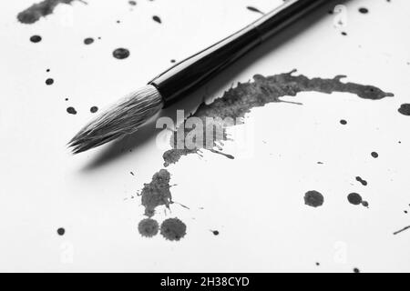 Macchie di inchiostro e pennello per calligrafia su carta bianca Foto Stock