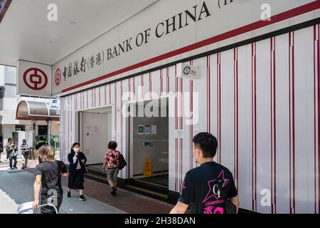 Hong Kong, Cina. 26 ottobre 2021. I pedoni passano davanti alla filiale cinese di Bank of China, società di banche commerciali di proprietà statale, a Hong Kong. Credit: SOPA Images Limited/Alamy Live News Foto Stock