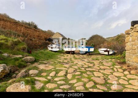 Penberth Cove in Cornovaglia, un tranquillo angolo di lavoro tradizionale villaggio di pescatori sull'Lands End Peninsular Foto Stock