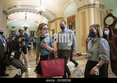 Washington, Stati Uniti. 26 ottobre 2021. Il senatore Kyrsten Sinema, D-AZ, cammina verso la camera del Senato dopo un pranzo settimanale del caucus democratico al Campidoglio degli Stati Uniti a Washington, DC martedì 26 settembre 2021. Foto di Sarah Silbiger/UPI Credit: UPI/Alamy Live News Foto Stock