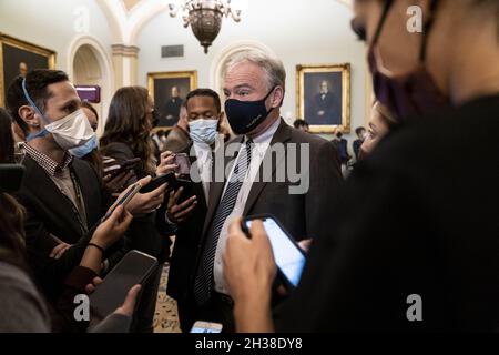 Washington, Stati Uniti. 26 ottobre 2021. Il senatore Tim Kaine, D-VA, parla ai giornalisti dopo un pranzo settimanale del caucus democratico al Campidoglio degli Stati Uniti a Washington, DC martedì 26 ottobre 2021. Foto di Sarah Silbiger/UPI Credit: UPI/Alamy Live News Foto Stock