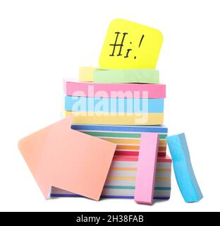 Note colorate adesive con la parola HI su sfondo bianco Foto Stock