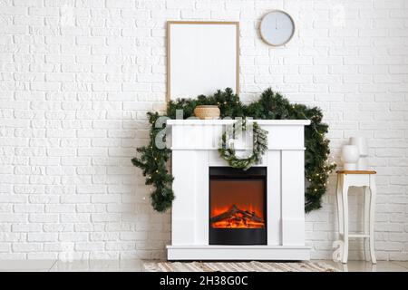 Interno di sala luminosa con camino moderno decorato per Natale Foto Stock