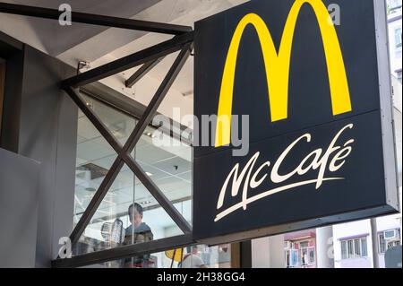 Hong Kong, Cina. 26 ottobre 2021. I clienti mangiano presso la multinazionale americana fast food Mcdonald's e McCafe di Hong Kong. (Foto di Budrul Chukrut/SOPA Images/Sipa USA) Credit: Sipa USA/Alamy Live News Foto Stock