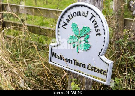 National Trust Malham Tarn Estate segno, Malham Tarn, Yorkshire Dales, Regno Unito Foto Stock