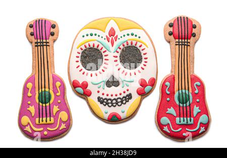 Biscotti a forma di cranio e chitarre su sfondo bianco. El dia de Muertos Foto Stock
