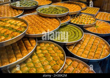 Varietà di baklava nel negozio di dessert. Baklava turca su vassoio Baklava tradizionale da Gaziantep, Turchia. Baklava con pistacchio. Foto Stock