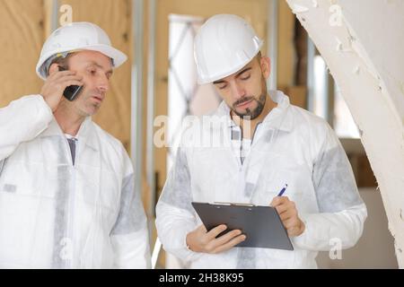 intonaco ristrutturante pareti e soffitti interni con galleggiante e intonaco Foto Stock