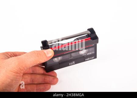 Piccola videocassetta nera in formato MiniDV, isolata su sfondo bianco Foto Stock