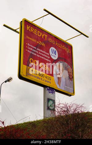 POZNAN, POLONIA - 25 gennaio 2015: Un colpo verticale di Fast Money Loan advertising Billboard nel distretto di stare Zegrze a Poznan, Polonia Foto Stock