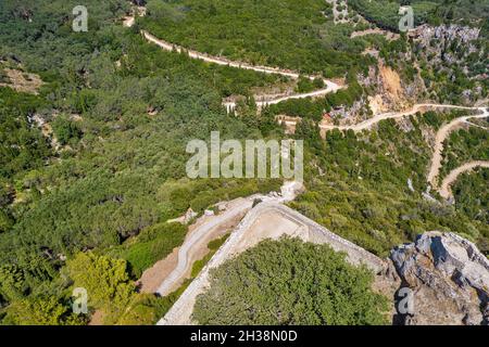 Vista aerea del drone sul parco di rocce di Chloes e Palaiokastritsa da Angelocastro. Angelokastro o Castello degli Angeli è un castello bizantino, Corfù. Foto Stock