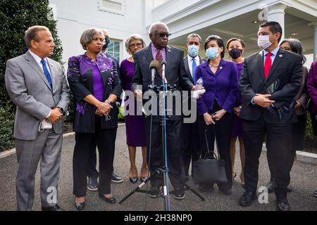 United States House Majority James Clyburn (democratico della Carolina del Sud), centro, circondato da altri legislatori democratici, parla al di fuori della Casa Bianca dopo aver parlato con il presidente Biden sul suo pacchetto multi-trilione dollari per la politica interna e il clima a Washington, DC, USA, 26 ottobre 2021.Credit: Jim Loscalzo/Pool via CNP /MediaPunch Foto Stock