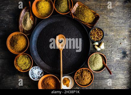 Spezie georgiane in assortimento su sfondo di legno Foto Stock