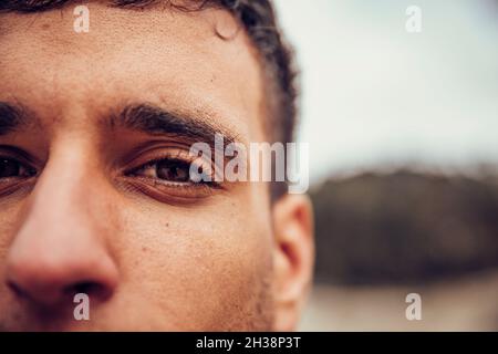 Primo piano di un uomo che guarda la fotocamera Foto Stock