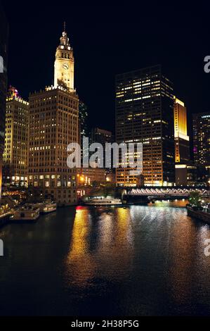 USA - 22 ottobre 2020- edifici di Chicago di notte Foto Stock