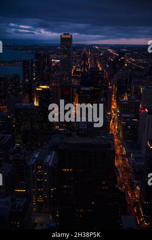 USA - 22 ottobre 2020- edifici di Chicago di notte Foto Stock