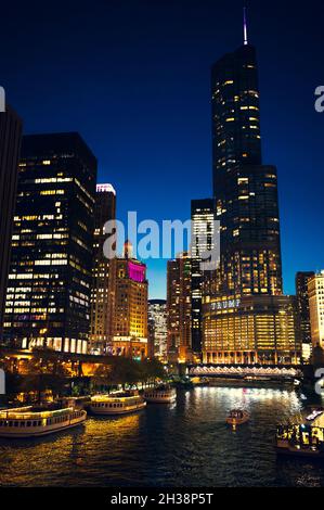 USA - 22 ottobre 2020- edifici di Chicago di notte Foto Stock