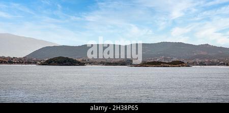 Vista Ionica sulle isole Ksamil, a sud dell'Albania. Foto Stock